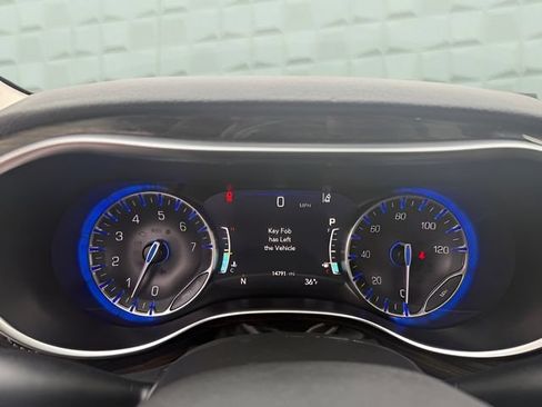 Certified 2024 Chrysler Pacifica Limited FWD image 21