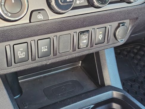 Used 2017 Toyota Tacoma TRD Off-Road AWD/4WD image 29