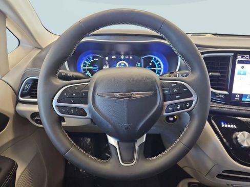 Used 2024 Chrysler Pacifica Limited FWD image 14