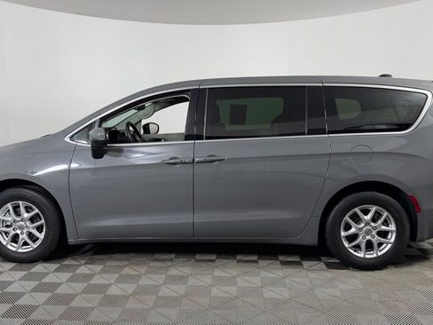 Used 2023 Chrysler Pacifica Touring-L FWD image 5