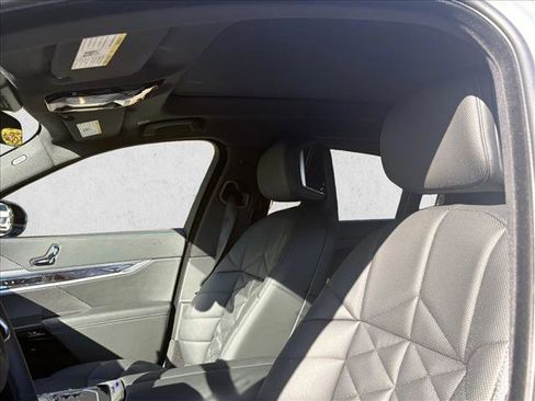 Used 2025 BMW 740i w/ Premium Package image 12