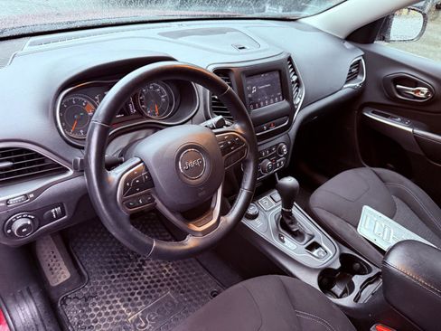 Used 2019 Jeep Cherokee Latitude w/ Cold Weather Group image 6