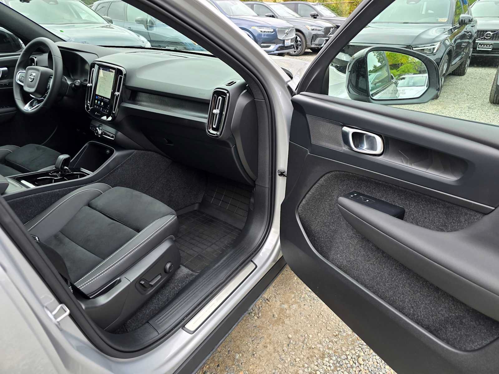 Used 2024 Volvo XC40 Recharge Plus w/ Protection Package Premier AWD/4WD image 10