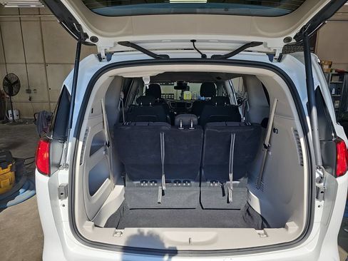 Used 2023 Chrysler Voyager LX FWD image 12