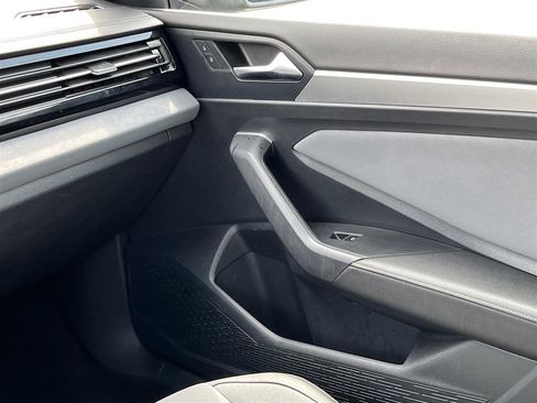 Used 2025 Volkswagen Jetta SE FWD image 20