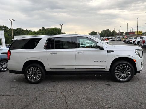 Used 2023 GMC Yukon XL Denali Ultimate AWD/4WD image 4
