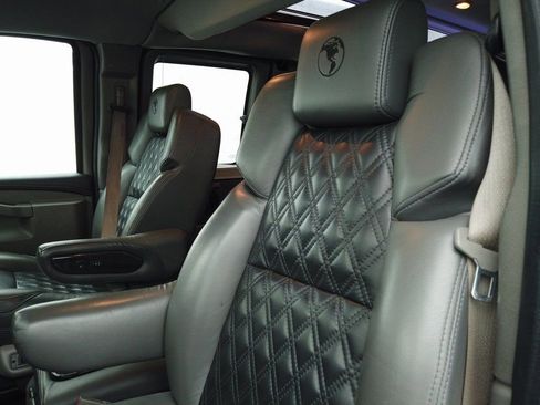 Used 2023 Chevrolet Express 2500 Extended image 19