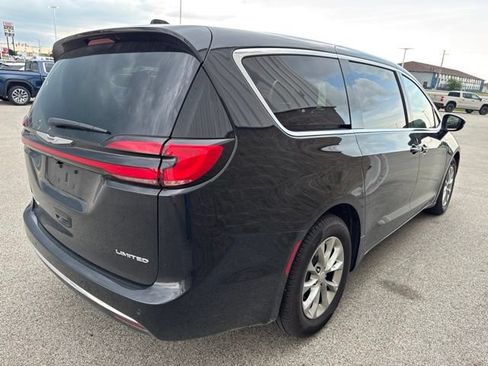 Used 2026 Chrysler Pacifica Limited FWD image 5