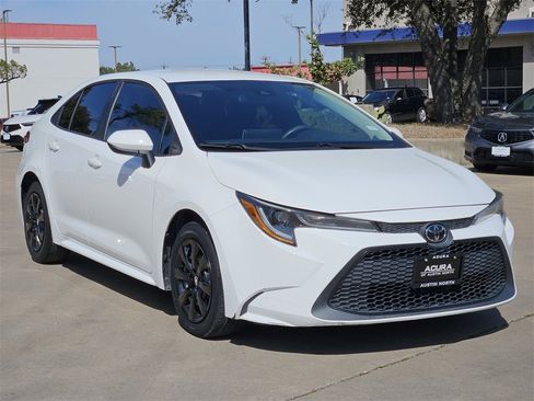 Used 2021 Toyota Corolla LE image 3