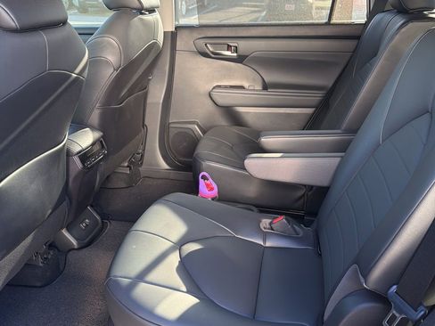 Used 2021 Toyota Highlander XLE image 6