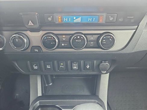 Used 2016 Toyota Tacoma TRD Off-Road image 25