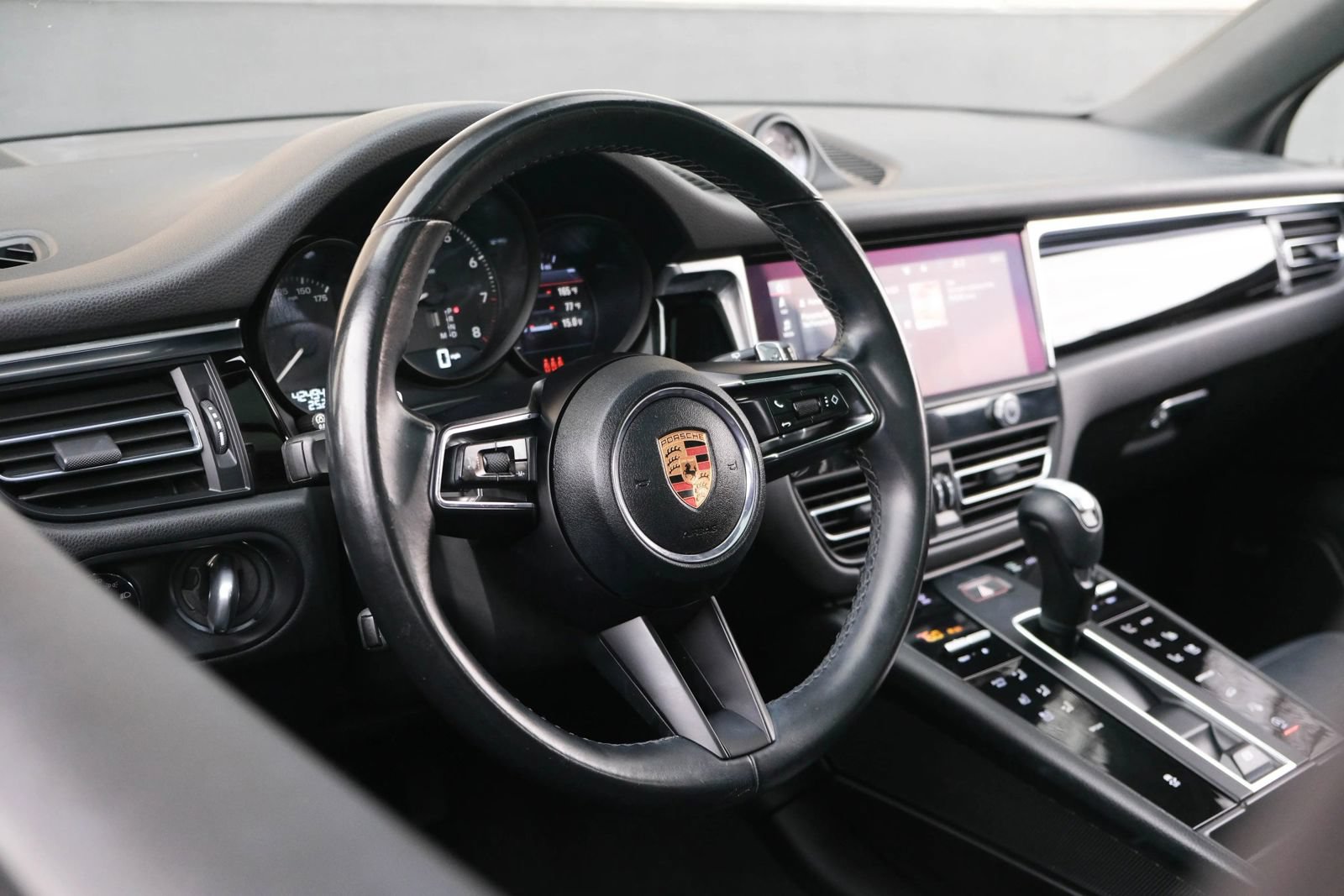 Used 2022 Porsche Macan w/ Premium Package Plus AWD/4WD image 23