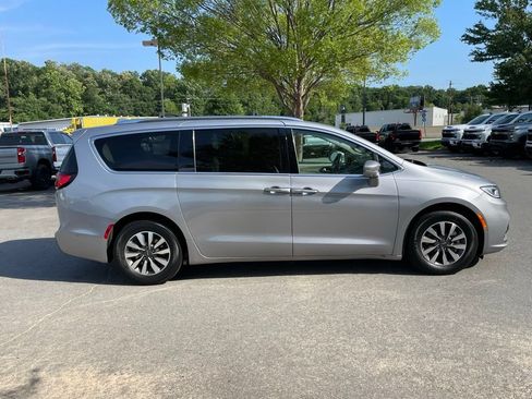 Used 2021 Chrysler Pacifica Touring-L FWD image 9