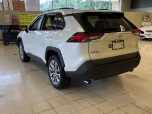 Used 2022 Toyota RAV4 XLE Premium FWD image 9