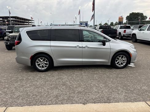 Used 2024 Chrysler Pacifica Touring-L FWD image 6