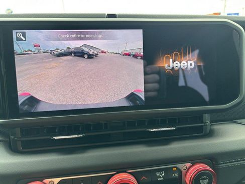 Used 2024 Jeep Gladiator Rubicon w/ Convenience Group AWD/4WD image 18