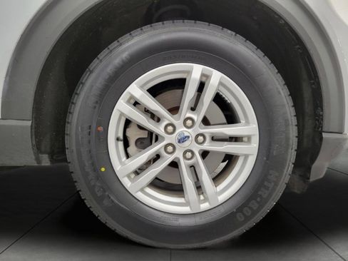 Used 2023 Ford Explorer XLT w/ Equipment Group 202A image 3