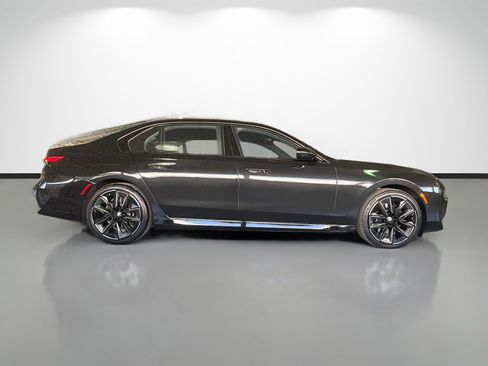 New 2026 BMW 750e xDrive image 2