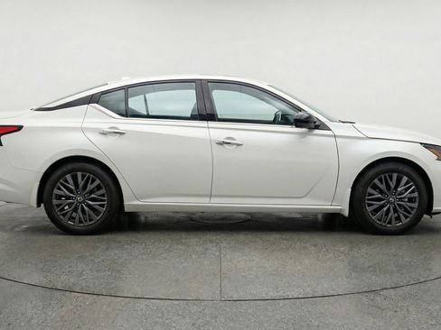 Used 2025 Nissan Altima 2.5 SV FWD image 9