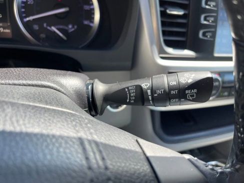 Used 2018 Toyota Highlander XLE AWD/4WD image 21