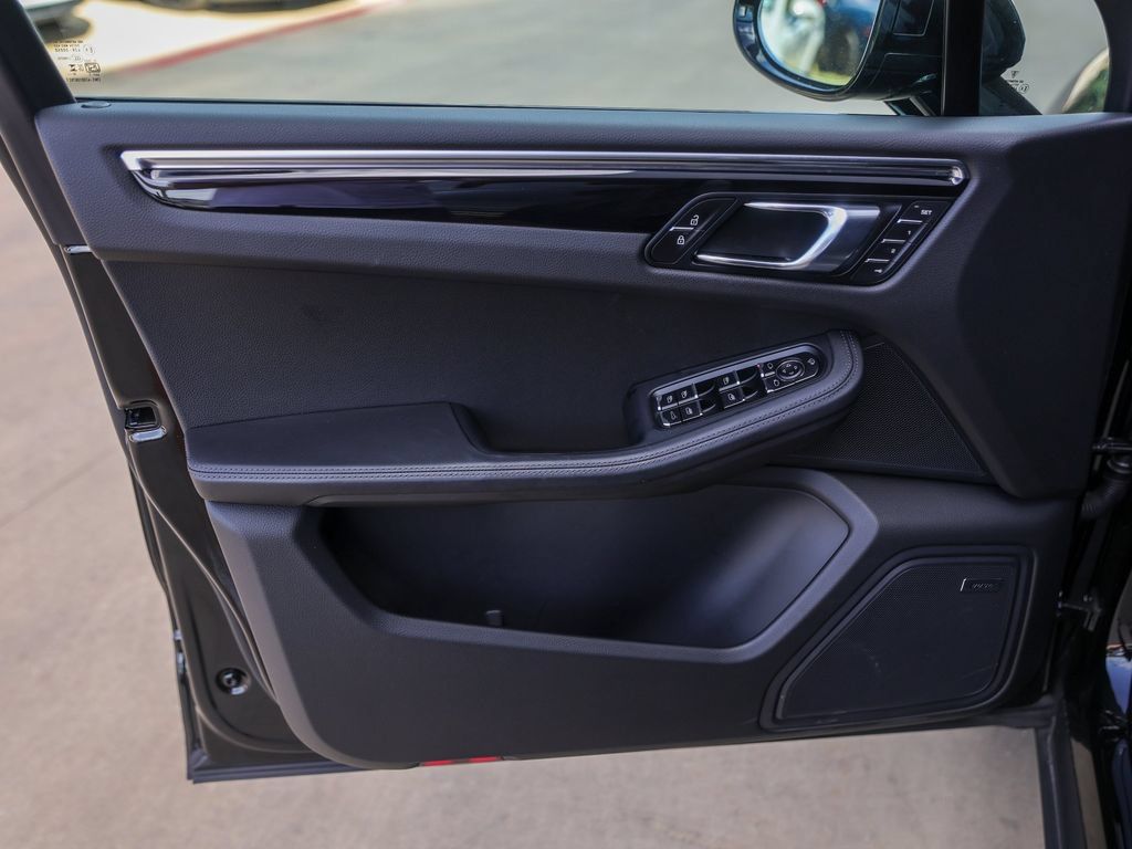 Certified 2026 Porsche Macan AWD/4WD image 28