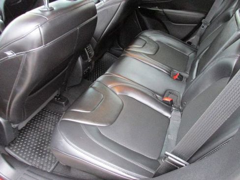 Used 2019 Jeep Cherokee Latitude Plus image 10