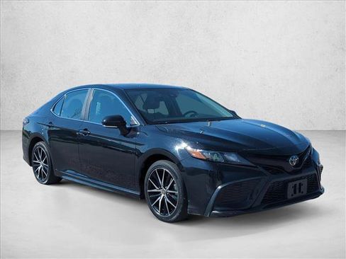 Used 2023 Toyota Camry SE FWD image 3