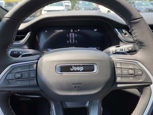 New 2025 Jeep Grand Cherokee Altitude image 13