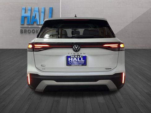 Certified 2025 Volkswagen Tiguan SE image 5