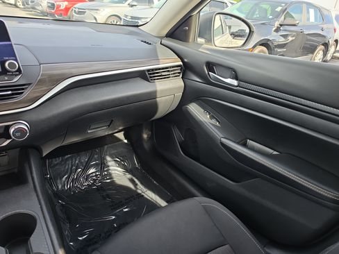 Used 2024 Nissan Altima 2.5 SV FWD image 9