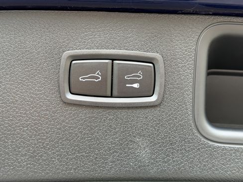 Certified 2025 Porsche Macan image 16