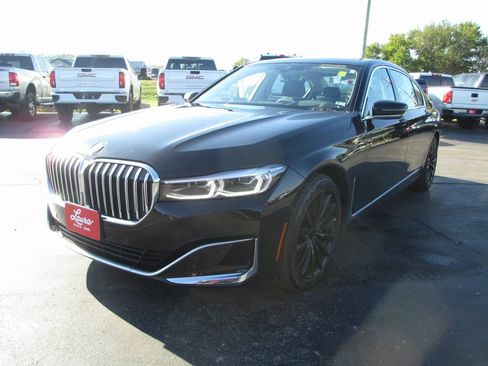 Used 2022 BMW 740i xDrive w/ Premium Package image 8