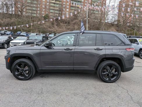 Used 2023 Jeep Grand Cherokee Altitude image 11