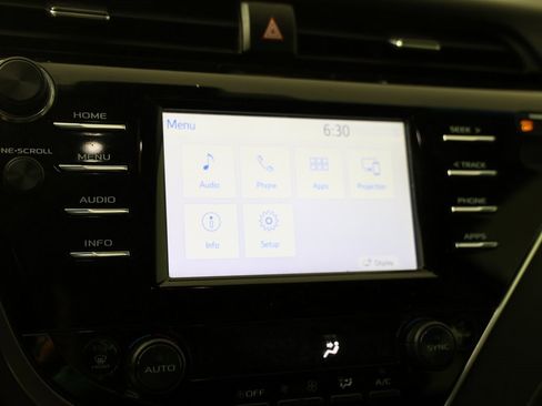 Used 2018 Toyota Camry XSE image 7