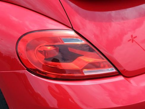 Used 2013 Volkswagen Beetle Turbo 60's Edition FWD image 18