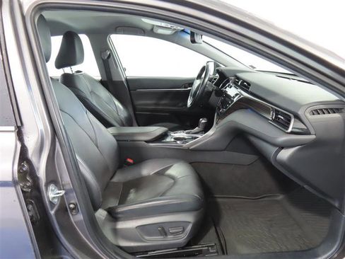 Used 2020 Toyota Camry XLE image 34