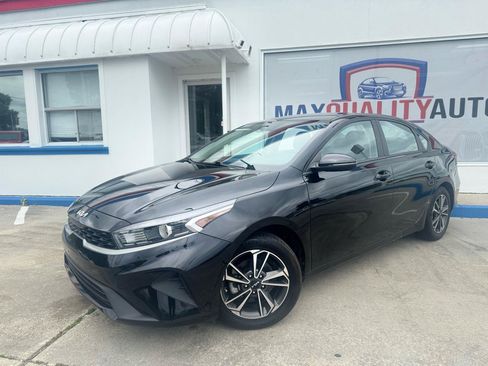 Used 2023 Kia Forte LXS w/ LXS Technology Package FWD image 3
