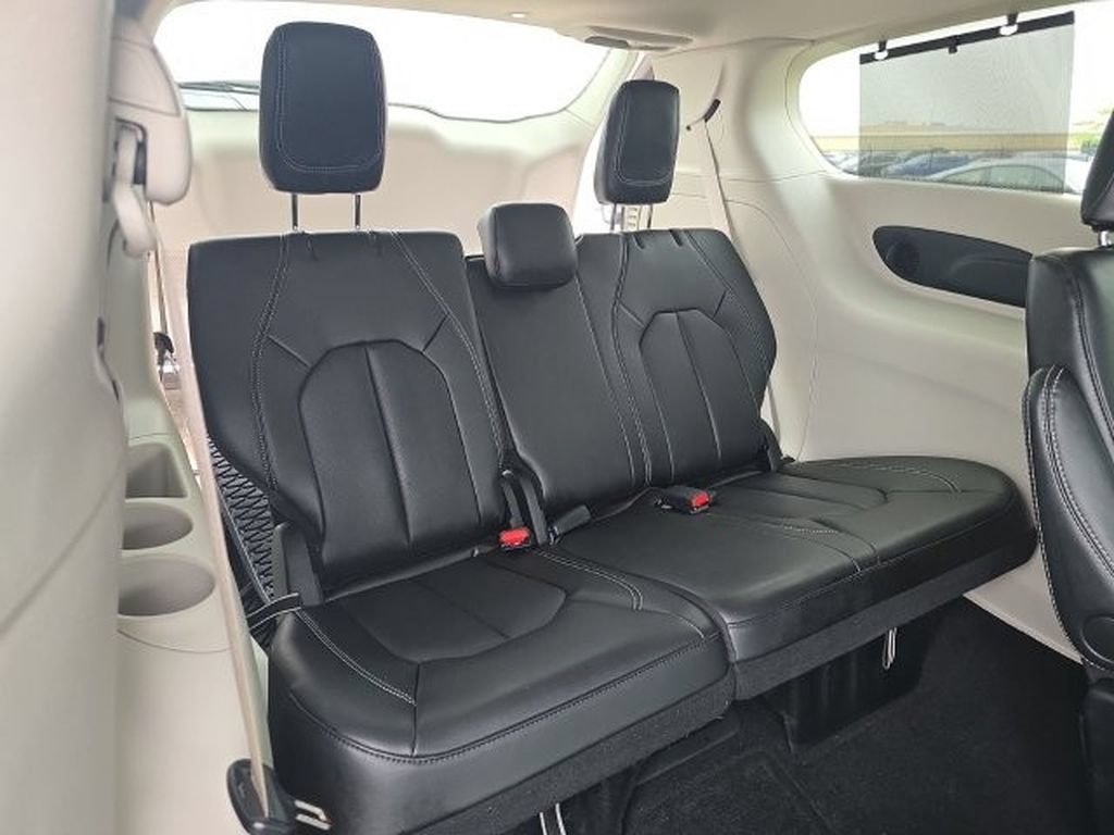 Used 2024 Chrysler Pacifica Touring-L w/ Uconnect Theater Family Group AWD/4WD image 11
