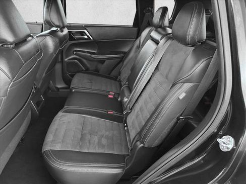 Used 2024 Mitsubishi Outlander SE AWD/4WD image 17