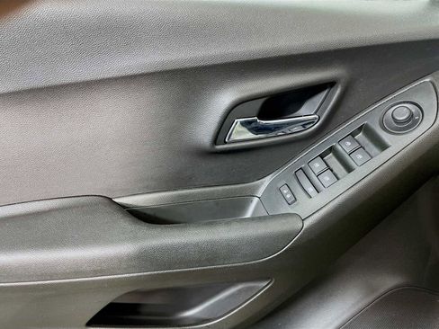 Used 2019 Chevrolet Trax LT w/ LT Convenience Package image 15