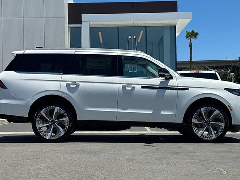 New 2026 Lincoln Navigator Black Label AWD/4WD image 2