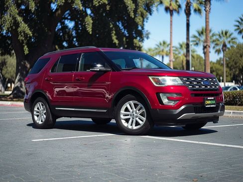 Used 2017 Ford Explorer XLT image 2