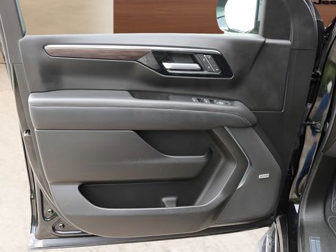 Used 2025 Chevrolet Tahoe Premier AWD/4WD image 11