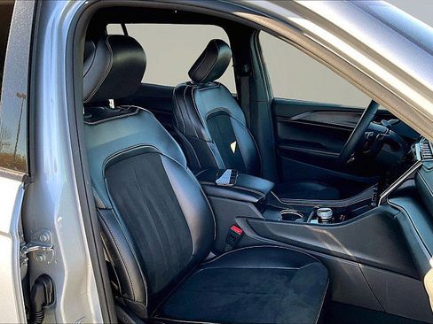 Used 2024 Jeep Grand Cherokee L Laredo image 7