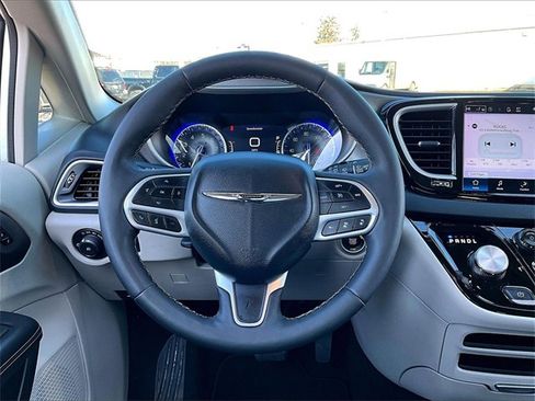 Used 2024 Chrysler Pacifica Touring-L image 17