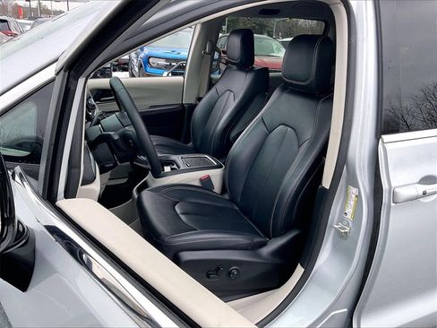 Used 2024 Chrysler Pacifica Touring-L image 9