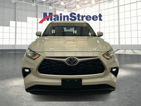 Used 2022 Toyota Highlander XLE AWD/4WD image 8