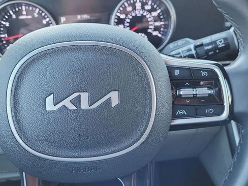 Used 2022 Kia Carnival LX image 21