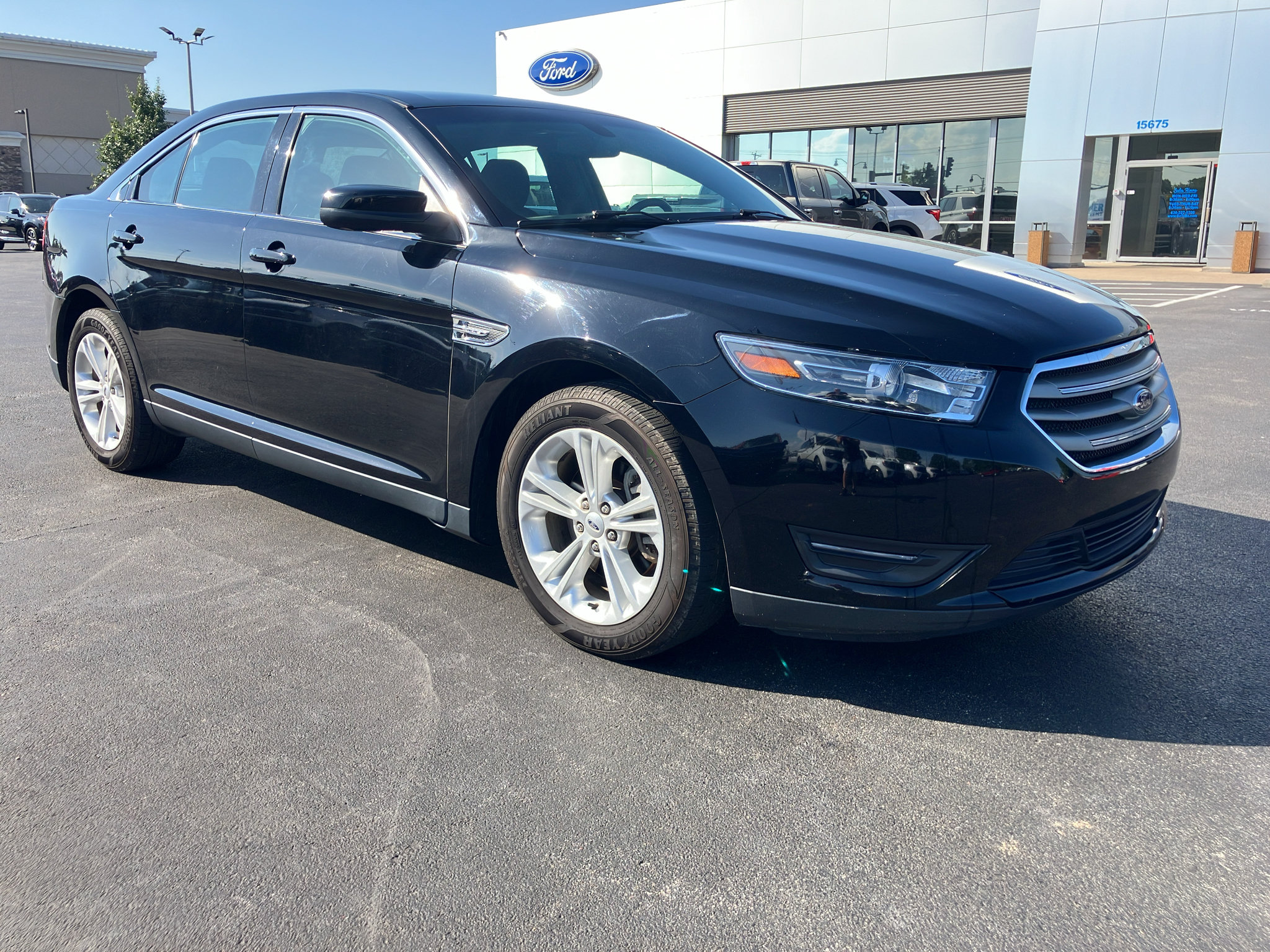 Used 2017 Ford Taurus SEL AWD/4WD image 8