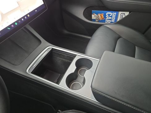 Used 2022 Tesla Model Y Long Range image 26